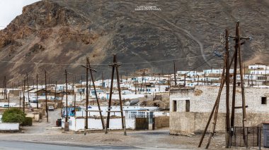MURGHAB, TAJIKISTAN - CIRCA Haziran 2017: Tacikistan 'daki Murghab köyünün güzel manzarası Haziran 2017 civarında Murghab' da.