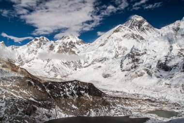 KALA PATTHAR, NEPAL - CIRCA ECTOBER 2013: Ekim 2013 'te Kala Patthar' dan Everest 'e bakış.