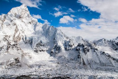 KALA PATTHAR, NEPAL - CIRCA ECTOBER 2013: Kala Patthar 'dan Everest ve Nuptse manzarası Ekim 2013' te Kala Patthar 'da.