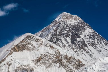 KALA PATTHAR, NEPAL - CIRCA ECTOBER 2013: Ekim 2013 'te Kala Patthar' dan Everest 'e bakış.