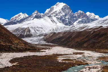 PHERICHE, NEPAL - CIRCA ECTOBER 2013: Pheriche 'de Ekim 2013 dolaylarında Himalayalar' ın (Awi Peak) manzarası.