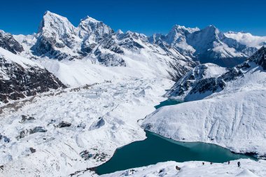 GOKYO, NEPAL - CIRCA ECTOBER 2013: Gokyo Ri 'nin Ekim 2013' teki Himalayaların güzel manzarası.