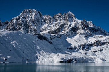 GOKYO, NEPAL - CIRCA ECTOBER 2013: Gokyo köyünden Himalayaların manzarası Ekim 2013 'te Gokyo' da.