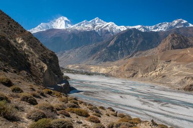 JOMSOM, NEPAL - CIRCA NOVEMBER 2013: Himalayalar (Dhaulagiri) ve Jomsom köyü Kasım 2013 'te Jomsom.