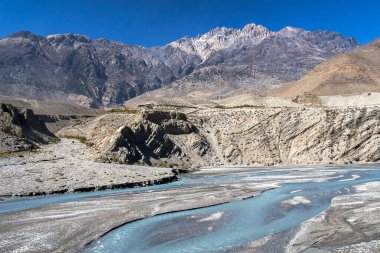 JOMSOM, NEPAL - CIRCA NOVEMBER 2013: Kali Gandaki Nepal ve Hindistan 'da bir nehirdir..