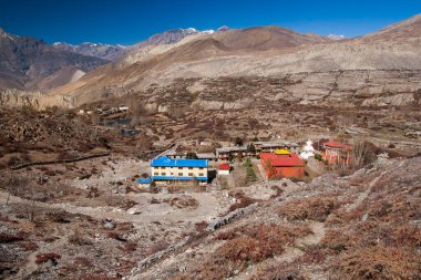 MUKTINATH, NEPAL - CIRCA NOVEMBER 2013: Muktinath köyü civarında Kasım 2013 'te.