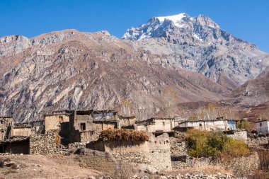 PURANG, NEPAL - CIRCA NOVEMBER 2013: Kasım 2013 'te Purang' da Muktinath çevresindeki Purang köyünün manzarası.