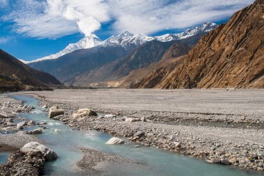 JOMSOM, NEPAL - CIRCA NOVEMBER 2013: Kasım 2013 'te Jomsom' da Gandaki nehrinden Dhaulagiri manzarası.