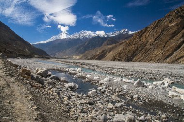 JOMSOM, NEPAL - CIRCA NOVEMBER 2013: Kasım 2013 'te Jomsom' da Gandaki nehrinden Dhaulagiri manzarası.