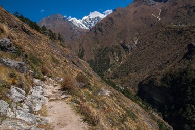 MONG LA, NEPAL - CIRCA ECTOBER 2013: Mong La 'da Ekim 2013' te Phortse Thang 'e giden Himalayaların manzarası.