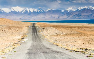 Tacikistan, Pamir 'deki Karakul gölünün güzel manzarası