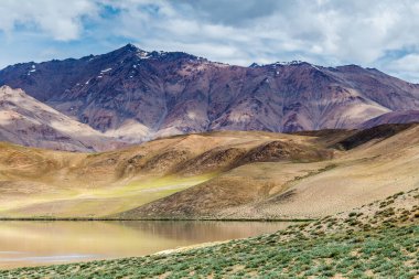 Tacikistan 'da Pamir' de Bulunkul Gölü 'nün güzel manzarası