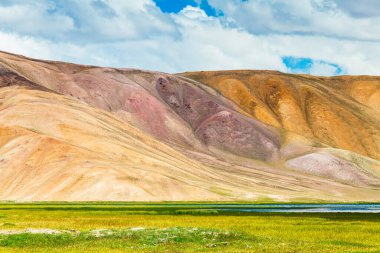 Tacikistan 'da Pamir' de Bulunkul Gölü 'nün güzel manzarası