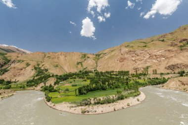 Wachan Koridoru boyunca Pamir, Afganistan ve Panj Nehri 'nin güzel manzarası
