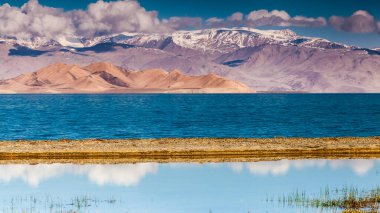 Tacikistan, Pamir 'deki Karakul gölünün güzel manzarası