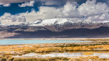 Tacikistan, Pamir 'deki Karakul gölünün güzel manzarası