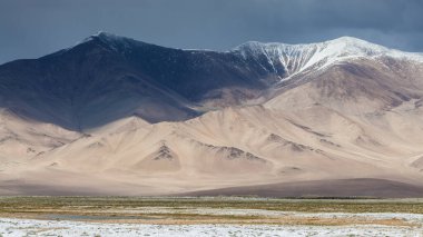 Tacikistan, Pamir 'deki Karakul gölünün güzel manzarası