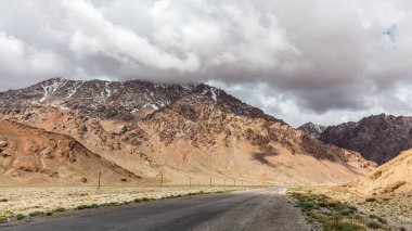 Tacikistan 'daki Pamir Otoyolu' nun güzel manzarası.