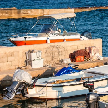 Eylül 2016 'da Hvar adasındaki Sveta Nedilja köyündeki limanda motorlu tekne..