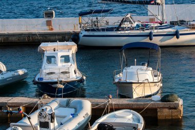 Eylül 2016 'da Hvar adasındaki Sveta Nedilja köyündeki limanda motorlu tekne..