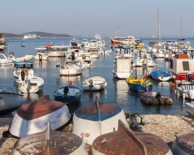 Hırvatistan 'ın Hvar adasındaki Hvar kasabasının güzel manzarası Eylül 2016' da Hvar 'da.