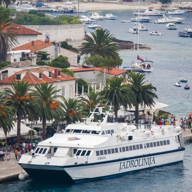 Hırvatistan 'ın Hvar adasındaki Hvar kasabasının güzel manzarası Eylül 2016' da Hvar 'da.