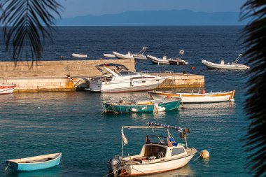 Hırvatistan 'ın Hvar adasındaki Zavala' dan güzel manzara Eylül 2016 'da Hvar' da.