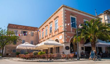 Hırvatistan 'ın Hvar adasında yer alan küçük bir kasaba olan Stari Grad, Ağustos 2016' da Stari Grad 'da görülüyor..