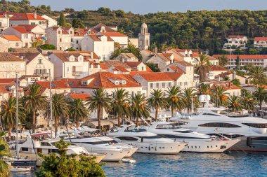  Hırvatistan 'ın Hvar adasındaki Hvar kasabasının güzel manzarası Eylül 2016' da Hvar 'da.