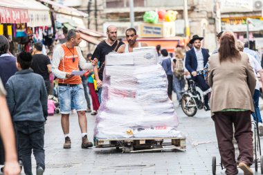 JERUSALEM, ISRAEL - CIRCA MAYIS 2018: Mahaneh Yehuda Pazarı 'ndaki İsrailliler.