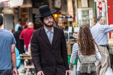 JERUSALEM, ISRAEL - CIRCA MAYIS 2018: Mahaneh Yehuda Pazarı 'ndaki İsrailliler.