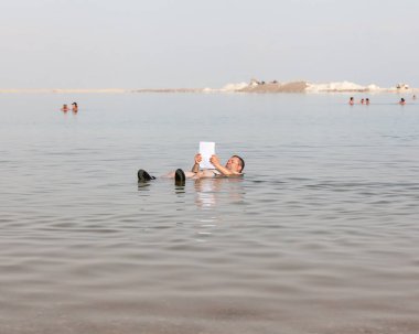 EIN BOKEK, ISRAEL - CIRCA MAYIS 2018: Ölü Deniz 'de yaklaşık Mayıs 2018' de Ein Bokek 'de yüzen insanlar.