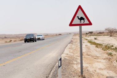 NAGEV, ISRAEL - CIRCA MAYIS 2018: Nagev Çölü boyunca yol manzarası Mayıs 2018.