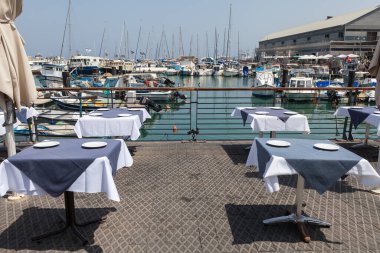 TEL AVIV, ISRAEL - CIRCA MAYIS 2018: İsrail 'in Tel Aviv kentindeki Jaffa Limanı' nın güzel manzarası Mayıs 2018 civarında Tel Aviv 'de.