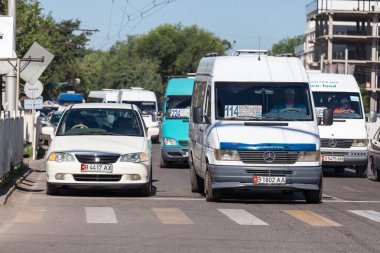 BISHKEK, KYRGYZSTAN - CIRCA HAZİRAN 2017: Kırgızistan Bişkek 'in başkentinin kalabalık sokaklarının görüntüsü Haziran 2017 Bishkek' te.
