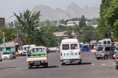 OSH, KYRGYZSTAN - CIRCA JUNE 2017: Kırgızistan 'ın güneyindeki Fergana Vadisi' nde Haziran 2017 'de yer alan Osh caddelerindeki en büyük ikinci şehir.