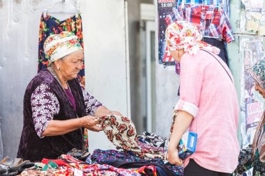OSH, KYRGYZSTAN - CIRCA JUNE 2017: Kırgızistan 'ın güneyindeki Fergana Vadisi' nde Haziran 2017 'de yer alan Osh caddelerindeki en büyük ikinci şehir.