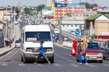 OSH, KYRGYZSTAN - CIRCA JUNE 2017: Kırgızistan 'ın güneyindeki Fergana Vadisi' nde Haziran 2017 'de yer alan Osh caddelerindeki en büyük ikinci şehir.