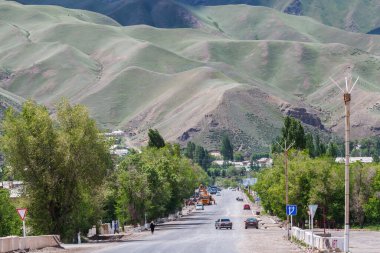 NARYN, KYRGYZSTAN - CIRCA HAZİRAN 2017: Naryn 'de Haziran 2017 sıralarında sokaklar ve şehir manzarası.