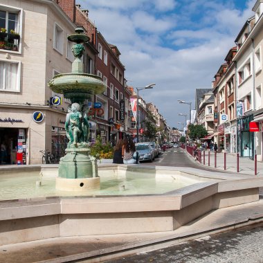 BeaUVAIS, FRANCE - CIRCA EPTEMBER 2014: Beauvai şehrinin sokaklarından biri