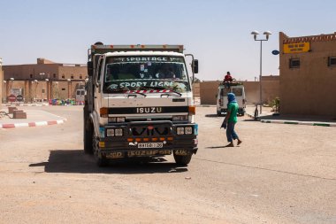HASSILAED, MOROCCO - CIRCA EPTEMBER 2014: Merzouga yakınlarındaki Hassilabied köyünün manzarası, Erg Chebbi kum tepeleri Eylül 2014 'te Hassilabied' de.