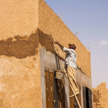 HASSILAED, MOROCCO - CIRCA EPTEMBER 2014: Merzouga yakınlarındaki Hassilabied köyünün manzarası, Erg Chebbi kum tepeleri Eylül 2014 'te Hassilabied' de.