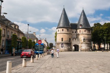BeaUVAIS, FRANCE - CIRCA EPTEMBER 2014: Beauvai şehrinin sokaklarından biri