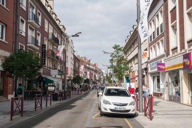 BeaUVAIS, FRANCE - CIRCA EPTEMBER 2014: Beauvai şehrinin sokaklarından biri