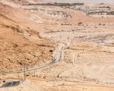 NAGEV, ISRAEL - CIRCA MAYIS 2018: Nagev Çölü boyunca yol manzarası Mayıs 2018.