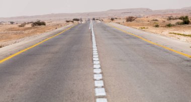 İsrail 'deki Negev Çölü' nden geçen yol manzarası.