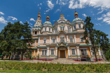 ALMATY, KAZAKHSTAN - CIRCA JUNE 2017: Zenkov Katedrali olarak da bilinen Yükseliş Katedrali, Almaty 'deki Panfilov Parkı' nda Haziran 2017 civarında yer alan bir Rus Ortodoks katedrali..