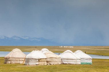 Song Kul - Kırgızistan 'ın Tian Shan Dağları' ndaki yüksek alp gölü
