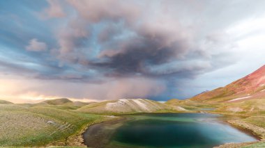 Kırgızistan 'da fırtınada Tulpar Kul Gölü' nün güzel manzarası