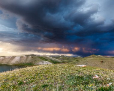 Kırgızistan 'da fırtınada Tulpar Kul Gölü' nün güzel manzarası